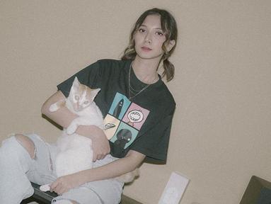 Perempuan kelahiran 24 September 1992 memiliki jiwa introvert. Saat tak ada pekerjaan, Sheila lebih senang mengisi energinya dengan berada di rumah. Saat di rumah, Sheila akan bersantai, membaca buku hingga bermain dengan kucingnya. Momen Sheila main sama kucing ini curi perhatian. (Liputan6.com/IG/@sheiladaisha)