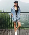 Enzy Storia tampil mengenakan oversize denim sebagai outer dipadukan inner hitam serasi dengan kalung choker yang saat itu tengah tren. Ia memadukannya dengan mini skirt hitam putih motif tribal dan mengenakan topi cap hitam.  [@enzystoria]