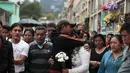 Tangis keluarga korban longsor saat acara pemakaman, Guatemala City (2/10/2015). Musibah tanah longsor ini menewaskan sedikitnya 73 orang dan sebanyak 600 orang dinyatakan hilang. (Reuters/ Josue Decavele)