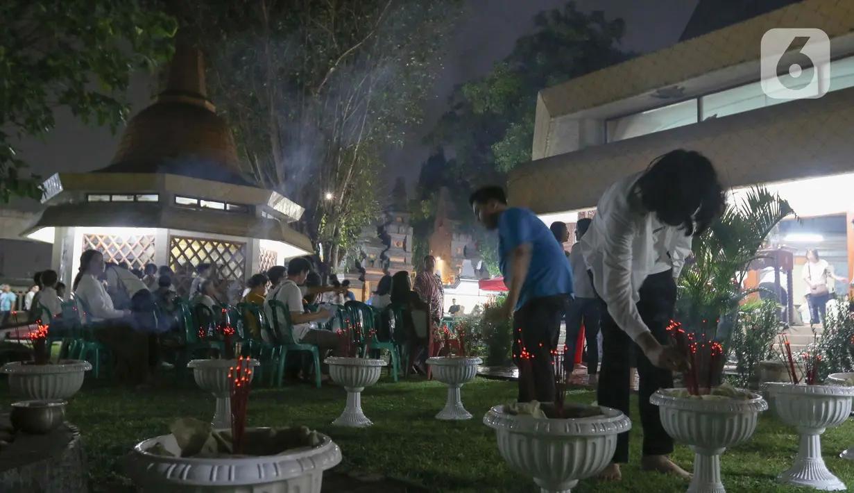 Waisak berasal dari dua bahasa yaitu Vaisakha (Sansekerta) dan Vesakha (Pali) yang berarti nama bulan dalam kalender Buddhis. (Liputan6.com/Herman Zakharia)