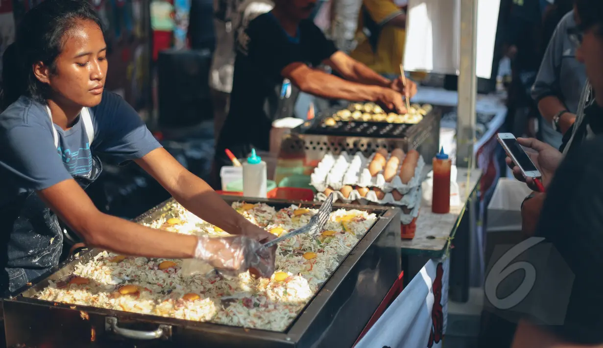 Festival Ennichisai 2015 tak hanya menyuguhkan ragam budaya, namun juga menyajikan makanan-makanan khas Jepang, Jakarta, Minggu (10/5). Festival tersebut bertemakan budaya Jepang yang diselenggarakan satu kali dalam setahun. (Liputan6.com/Faizal Fanani)
