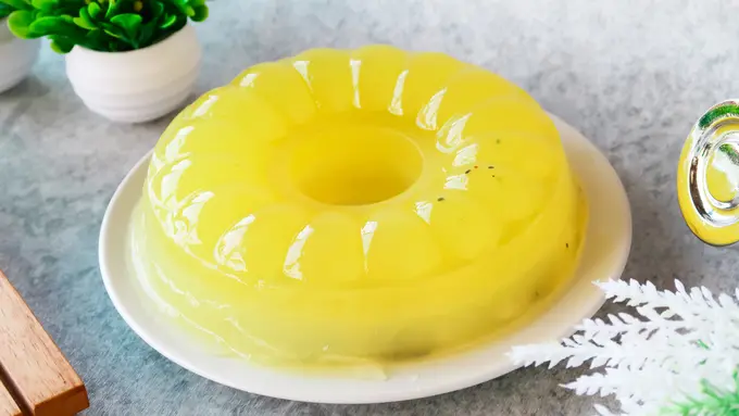 puding agar-agar kuning buah nanas