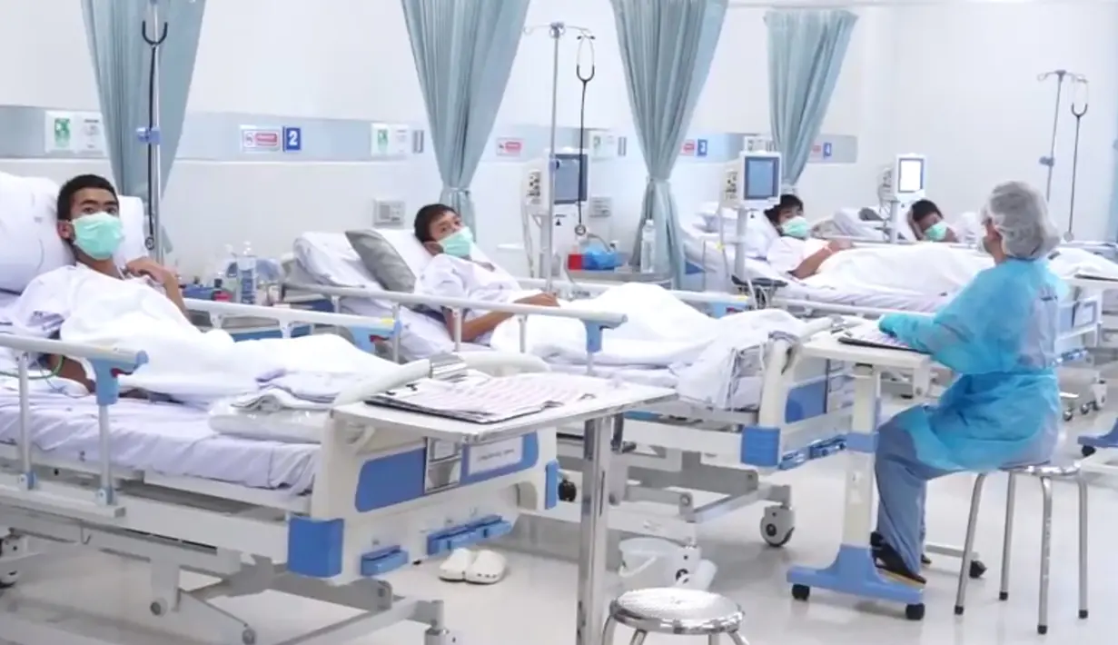 Tim sepak bola remaja Thailand dirawat di sebuah rumah sakit di Chiang Rai, Thailand, Rabu (11/7). Psikis dan fisik 12 remaja yang selamat dalam kondisi baik. (Thai Government Public Relations Department (PRD)and Government Spokesman Bureau/AFP)