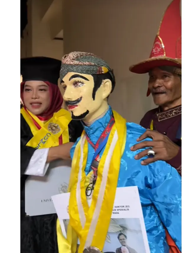 Kisah Inspiratif Ayah Mertua Pakai Kostum Unik di Wisuda S3 Putri Menantunya di UGM