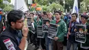 Sejumlah massa yang tergabung dalam BEM Seluruh Indonesia menggelar aksi di depan Gedung KPU, Jakarta, Selasa (23/4). Dalam Aksi #Mahasiswakawalkpu tersebut mendesak KPU RI segera menyelesaikan permasalahan pemilu. (Liputan6.com/Faizal Fanani)