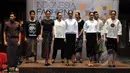 Sejumlah model menampilkan busana sejumlah perancang mode pada acara konferensi pers jelang Indonesia Fashion Week 2015, Jakarta, Selasa (17/2). Indonesia Fashion Week 2015 akan berlangsung di JCC dari 26 Februari-1 Maret. (Liputan6.com/Panji Diksana)