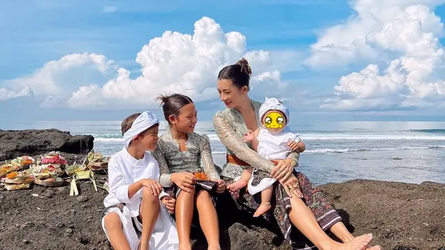 Rayakan Galungan, Ini 6 Momen Jennifer Bachdim dan Anak Pakai Baju Adat Bali