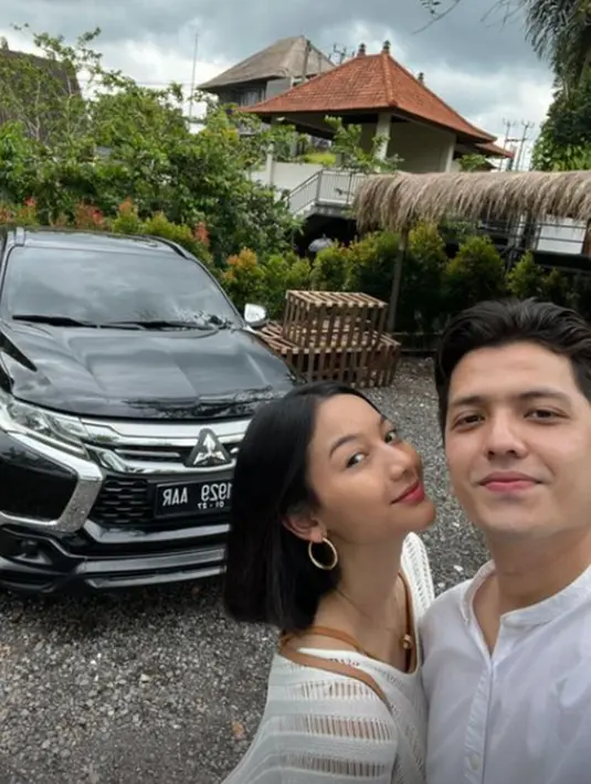 Kompak sama-sama pakai baju warna putih, pasangan ini makin terlihat manis. Semakin dilihat semakin diperhatikan, paras dan senyuman Glenca Chysara dan Rendi Jhon terlihat mirip. Sewa mobil di Bali, pasangan yang kisah cintanya berawal dari cinlok di sinetron Ikatan Cinta ini akan menikmati honeymoon dengan melihat keindahan Pulau Dewata, Bali berdua. (Liputan6.com/IG/@rendijhonpratama)