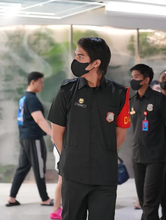 Anak kedua Maia Estianty dan Ahmad Dhani itu tampak gagah mengenakan seragam satpam warna hitam. [Instagram/elelrumi]