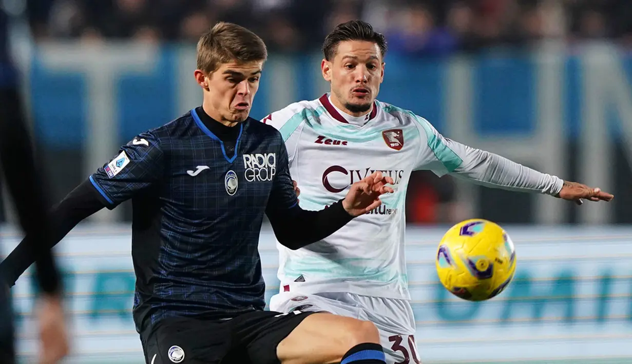 Bertanding di kandang lawan, Salernitana berhasil memimpin babak pertama. Lorenzo Pirola sukses mencetak gol ke gawang Atalanta pada menit ke-10. (Spada/LaPresse via AP)