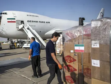 Petugas bersiap memasukkan boks berisi makanan dan suplai medis ke dalam pesawat di Bandara Internasional Mehrabad di Teheran, 5 Agustus 2020. Iran sudah mulai mengirimkan makanan, obat-obatan dan peralatan medis ke Lebanon pascaledakan yang mengguncang pelabuhan di Beirut. (Xinhua/Ahmad Halabisaz)