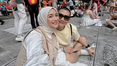 Nonton konser bareng, Citra Kirana dan Rezky Aditya bak ABG. Citra Kirana stylish dengan blouse, celana, dan jilbab warna putih ditambah dengan vest warna cokelat. Sementara Rezky Aditya simpel dengan baju kaus dan celana warna putih. Seperti diketahui, konser Taylor Swift di Inggris ini digelar di Wembley Stadion, London pada tanggal 15 sampai 20 Agustus 2024. (Liputan6.com/IG/@citraciki)