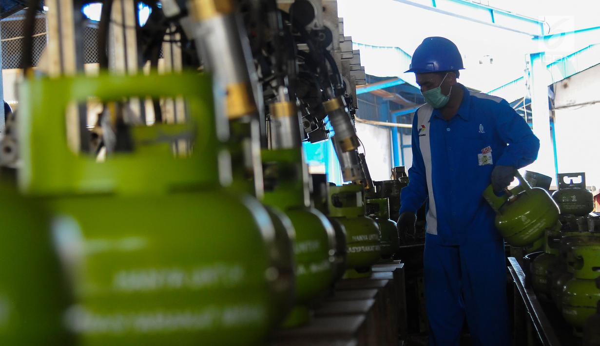 Petugas melakukan proses pengisian gas LPG ke dalam tabung Elpiji ukuran 3 kg di SPBE (Stasiun Pengisian Bahan Bakar Elpiji), Srengseng, Jakarta, Jumat (3/5/2019). PT Pertamina (Persero) menjamin ketersediaan LPG di bulan Ramadan dan tidak ada kenaikan harga. (Liputan6.com/Angga Yuniar)
