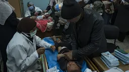 Dan karena perang yang sedang berlangsung, sebagian besar anak-anak terlambat mendapatkan imunisasi. (AP Photo/Fatima Shbair)