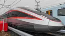 Kereta cepat tipe baru yang dapat beroperasi pada sistem rel yang berbeda di Changchun, Provinsi Jilin, China timur laut (21/10/2020). Kereta dengan kecepatan standar 400 km per jam itu dikembangkan untuk membuat perjalanan kereta internasional menjadi lebih nyaman. (Xinhua/Zhang Nan)