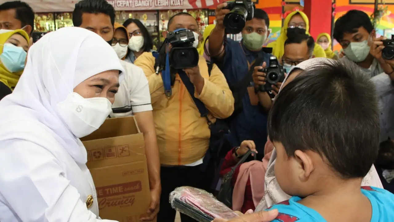 Khofifah saat meninjau BIAN di TK Islam Al Fajar, Jalan Medokan Sawah Surabaya. (Dian Kurniawan/Liputan6.com)