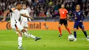 Pemain Jerman, Jamie Leweling mencetak gol ke gawang Belanda pada laga lanjutan Grup A3 UEFA Nations League di Allianz Arena, Jerman, Selasa (15/10/2024) dini hari WIB. (AFP/Odd Andersen)