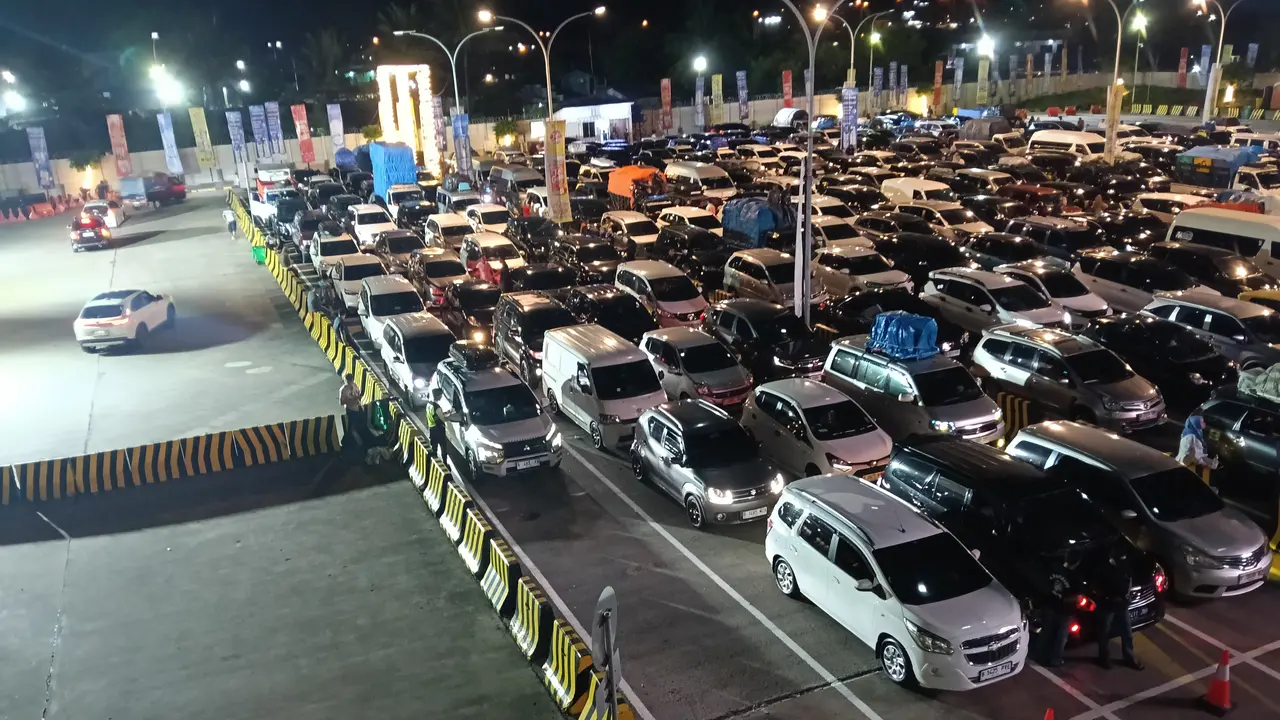 Antrean kendaraan di Dermaga Eksekutif Merak jelang puncak arus mudik Idulfitri 2026.