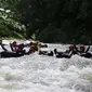 Kegiatan wisata alam river tubing menyusuri Sungai Klawing sedang tren di Purbalingga, Jawa Tengah. (Liputan6.com/Gun ES)