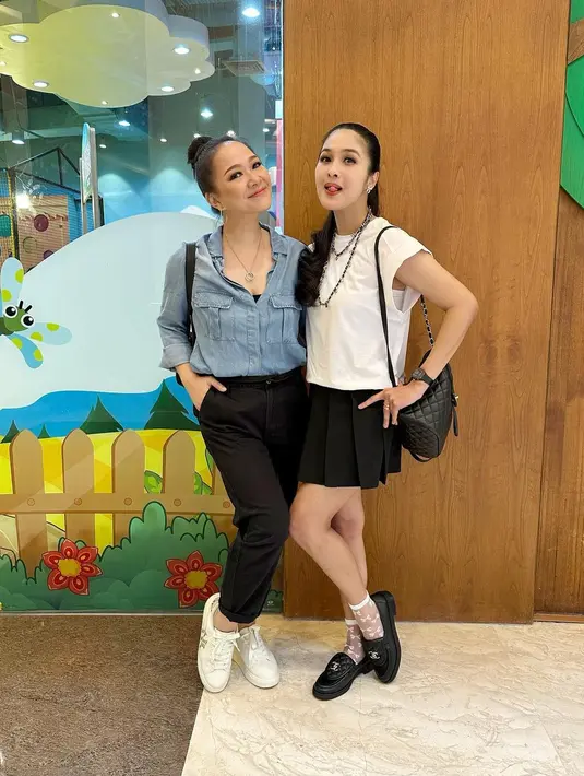 <p>Sandra Dewi dan Yuanita Christiani (Instagram/sandradewi88)</p>