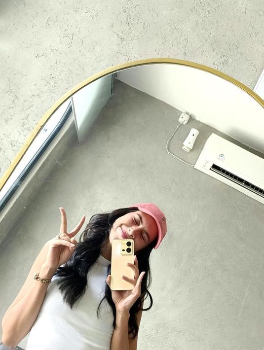Gaya foto selfie di depan kaca ini membuat penampilan Maudy Ayunda terlihat ceria bak remaja. Seketika inner child-nya terlihat menggemaskan. (Liputan6.com/IG/@maudyayunda).