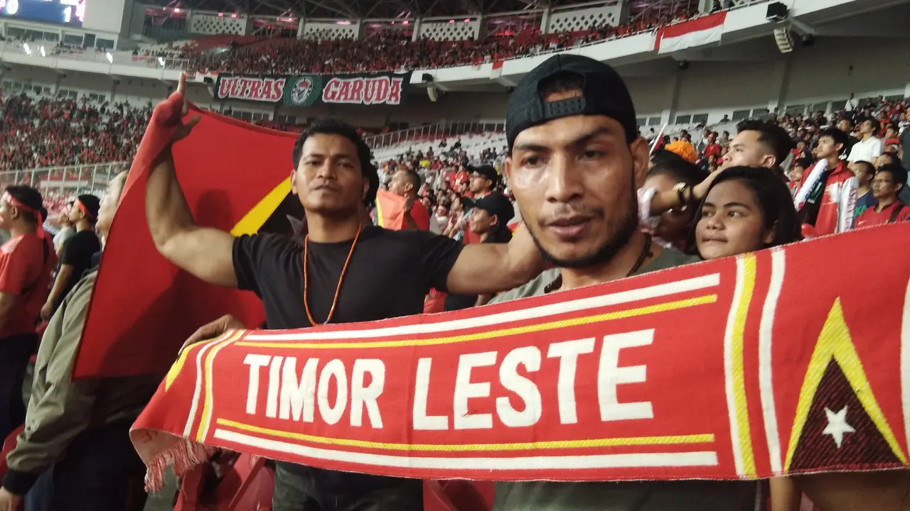 Suporter Timor Leste di Stadion Gelora Bung Karno, Jakarta saat melawan Timnas Indonesia