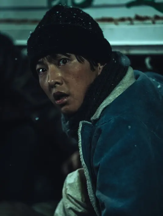 <p>Potongan gambar yang baru dirilis ini menampilkan perjalanan sulit Loh Kiwan, yang tiba di Belgia dengan harapan terakhirnya. (Foto: Netflix)</p>