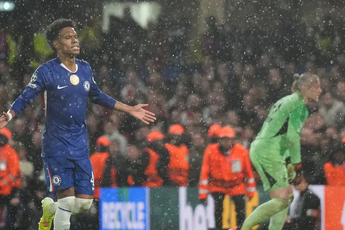 Selebrasi Estevao usai mencetak gol di laga Chelsea vs Ajax Amsterdam di matchday 3 Liga Champions 2025/2026 di Stamford Bridge, Kamis (23/10/2025). (AP Photo/Alastair Grant)