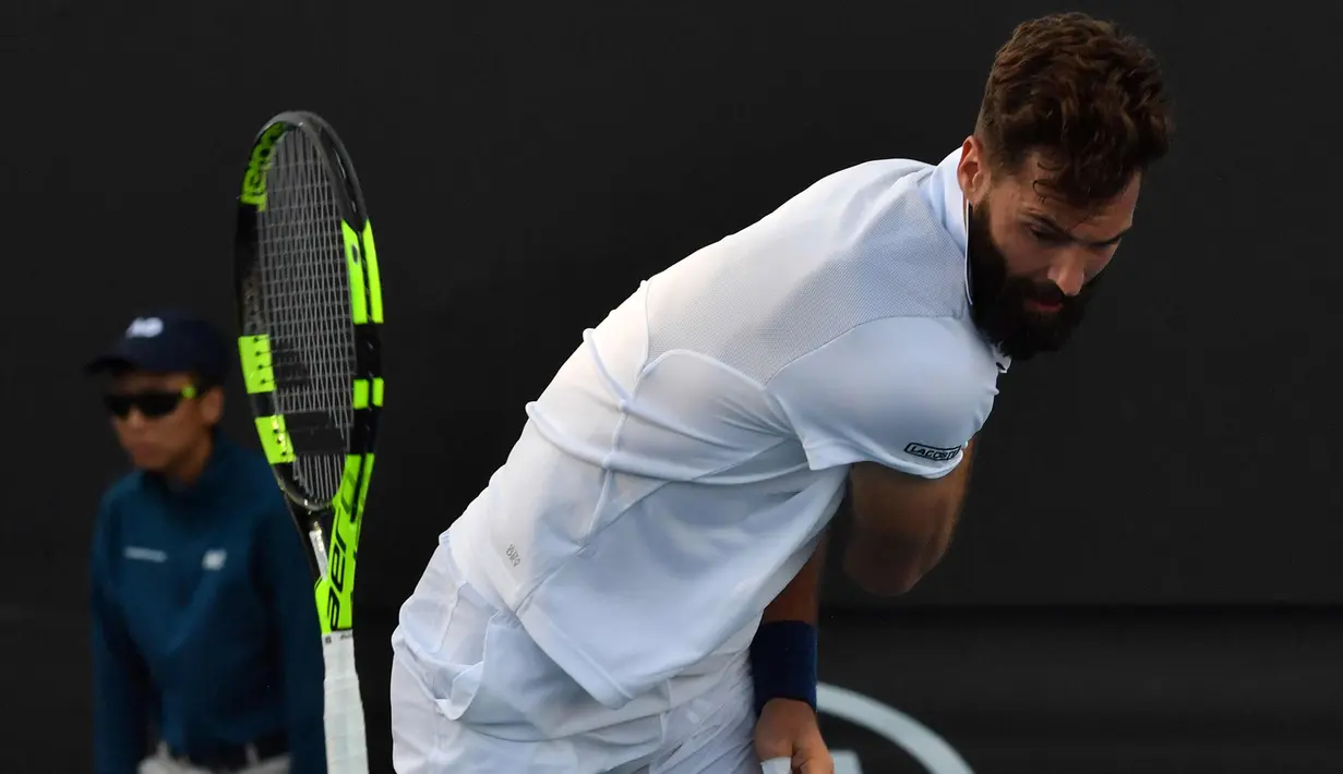 Petenis Prancis Benoit Paire melempar raketnya saat pertandingan putaran pertama melawan petenis Spanyol Guillermo Garcia-Lopez pada hari kedua turnamen tenis Australia Terbuka di Melbourne (16/1). (AFP Photo/Paul Crock)