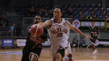 Pebasket Pelita Jaya, Prawiro Xaverius (kanan) berebut bola dengan pebasket Hangtuah Sumsel pada laga Perbasi Cup 2017 di Sports Mall, Kelapa Gading, Jakarta, (09/11/2017). Pelita Jaya menang 67-58. (Bola.com/Nick Hanoatubun)