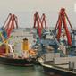 Aktifitas kapal ekspor inpor di pelabuhan Tanjung Priok, Jakarta, Jumat (26/5). Badan Pusat Statistik (BPS) mencatat neraca perdagangan Indonesia mengalami surplus 1,24 miliar . (Liputan6.com/Angga Yuniar)