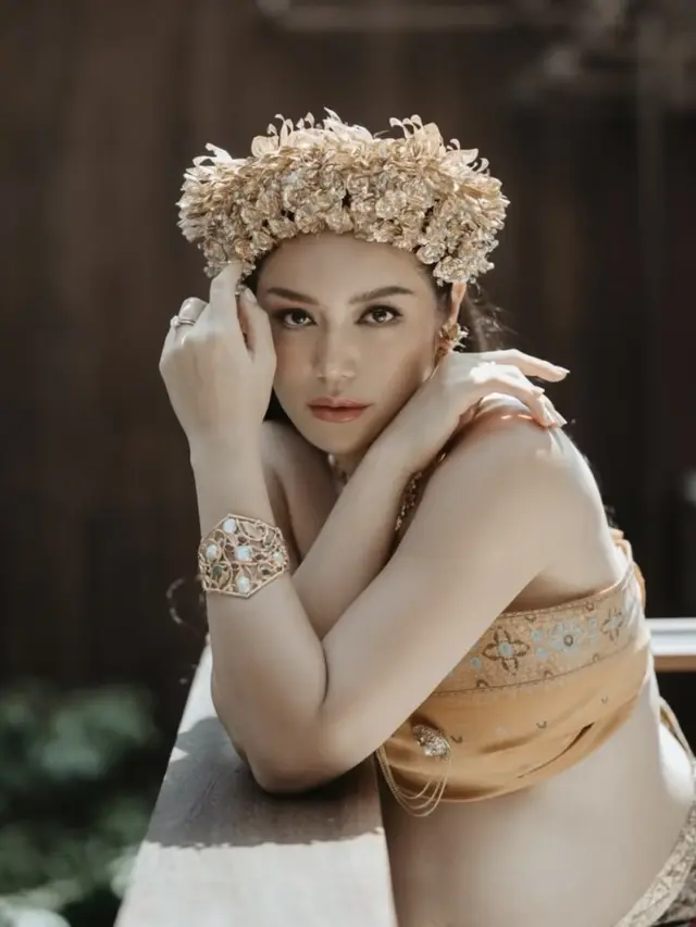 Jessica Iskandar di Kehamilan Ketiga Dibalut Baju Khas Bali. [@momentsbygin_]