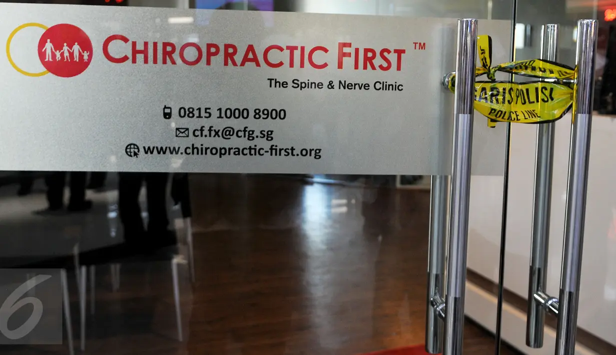 Pintu masuk klinik Chiropractic First yang berada di FX Senayan, Jakarta, disegel petugas, Kamis (7/1). Dinkes DKI bersama Polda Metro Jaya menyegel sejumlah cabang klinik Chiropractic First yang diduga melakukan malapraktik. (Liputan6.com/Gempur M Surya)
