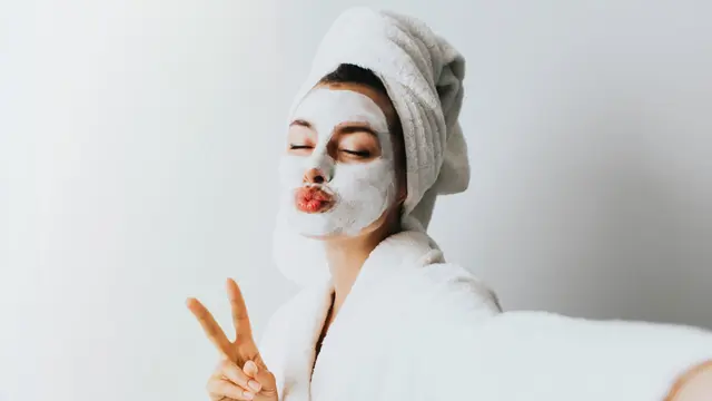 Deretan Produk Skincare Ini Sebaiknya Tidak Digunakan di Area Mata, Apa Saja?