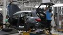 Pekerja menyelesaikan perakitan mobil Mercedes Benz di Pabrik Mercedes Benz, Wanaherang, Bogor (11/12). Mercededes-Benz C-Class generasi terbaru kini resmi masuk jalur produksi pabrik Mercedes-Benz di Wanaherang, Bogor. (Liputan6.com/Herman Zakharia)