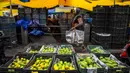 Seorang wanita berjalan di pasar di Gauhati, India, Rabu (9/6/2021). India melonggarkan sebagian pembatasan untuk mengekang penyebaran virus corona COVID-19. (AP Photo/Anupam Nath)