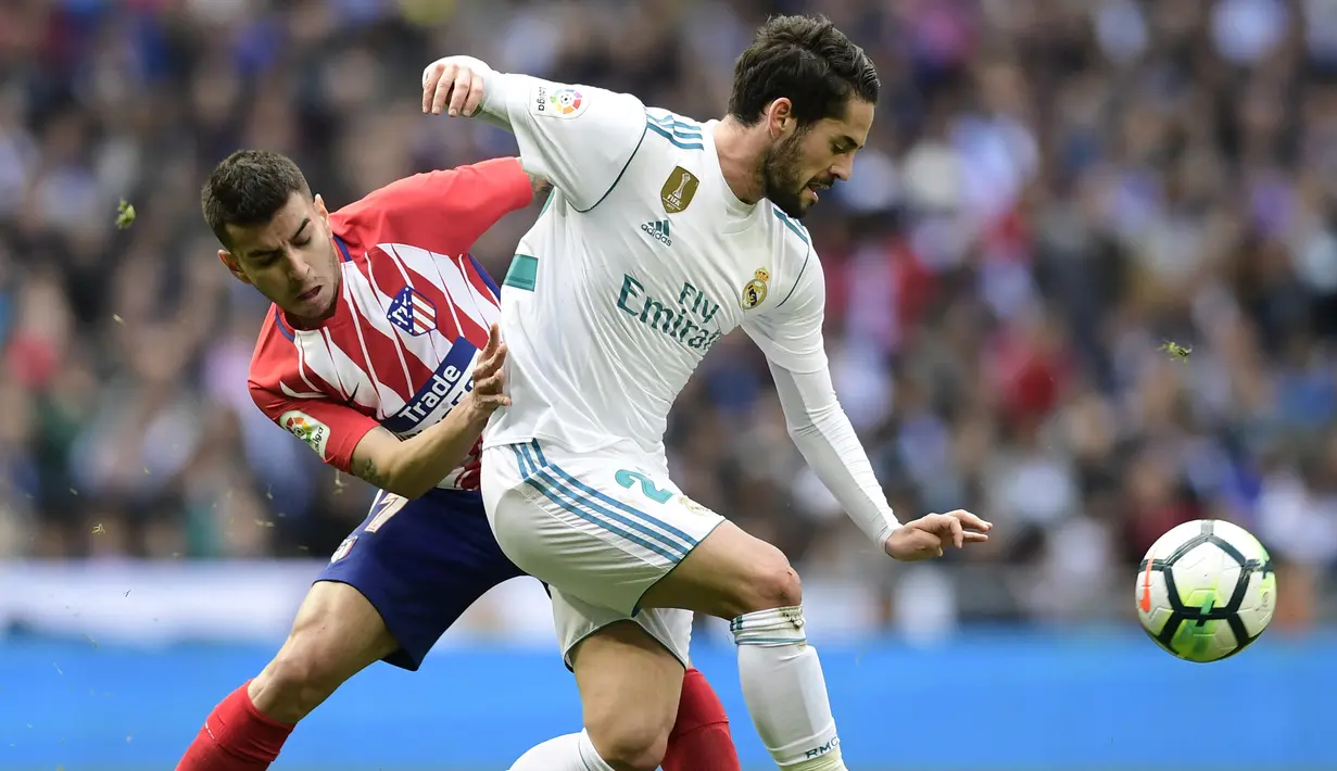 Gelandang Real Madrid, Isco, berebut bola dengan gelandang Atletico Madrid, Angel Correa, pada laga La Liga Spanyol di Stadion Santiago Bernabeu, Madrid, Minggu (8/4/2018). Kedua klub bermain imbang 1-1. (AFP/Javier Soriano)