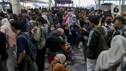 KAI Commuter menambah perjalanan pada commuter line Jabodetabek per 1 Februari 2025 sehingga waktu perjalanan semakin singkat. (Liputan6.com/Herman Zakharia)