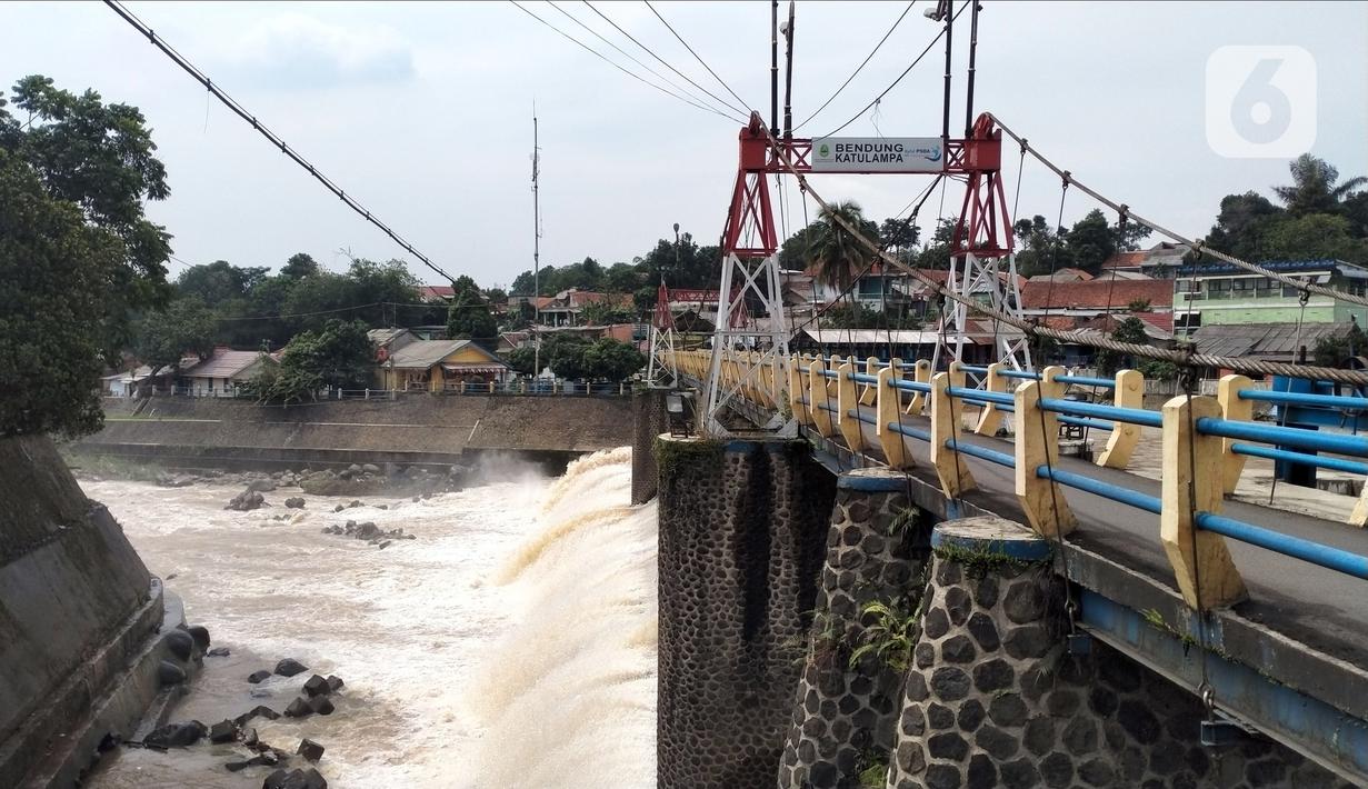 Kondisi Bendung Katulampa, Bogor, Jawa Barat, Senin (10/10/2022). Setelah sebelumnya tinggi muka air (TMA) mencapai 220 Cm dengan status Siaga 1, pada pukul 13.23 WIB Bendung Katulampa terpantau kembali pada status normal. (Liputan.com/Magang/Aida Nuralifa)