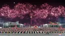 Para pelajar muda merayakan peringatan 80 tahun kelahiran Kim Jong Il, di Pyongyang (16/2/2022). Ulang tahun Kim Jong Il merupakan hari libur besar yang disebut Hari Bintang Cemerlang di Korea Utara. (AFP/KCNA Via KNS/STR)