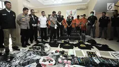 Kabid Humas Polda Metro Jaya Kombes Pol Argo Yuwono beserta jajarannya menunjukkan barang bukti pabrik pembuatan liquid vape narkoba di Kelapa Gading, Jakarta, Rabu (31/10). Polisi berhasil meringkus 11 tersangka. (Merdeka.com/Iqbal Nugroho)