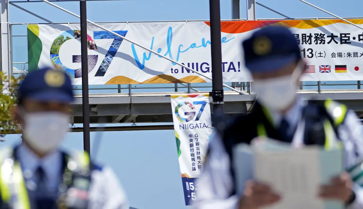 Petugas polisi berpatroli di dekat tempat pertemuan G7 para menteri keuangan dan gubernur bank sentral, di Niigata, Jepang, Kamis (11/5/2023). (AP Photo/Shuji Kajiyama)