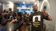 Komika, Pandji Pragiwaksono berpose saat usai menjawab pertanyaan pewarta di Gedung Majelis Ulama Indonesia (MUI), Jakarta, Selasa (3/2/2026). Komika, Pandji Pragiwaksono bertandang ke Majelis Ulama Indonesia (MUI). (Kapanlagi.com/Budy Santoso)