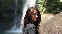Perempuan berusia 30 tahun ini memang tetap terlihat memesona walaupun dengan gayanya yang santai. Berpose dengan latar belakang air terjun, ia tampak cantik menggunakan baju kaus hitam dengan rambut yang lurus. (Liputan6.com/IG/@itssheilamj)