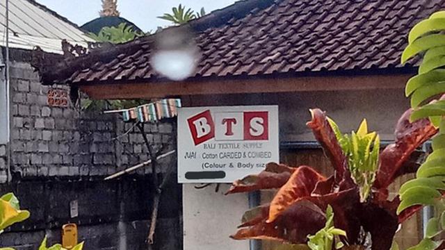 6 Spanduk Jualan Libatkan BTS Ini Bikin Ngakak