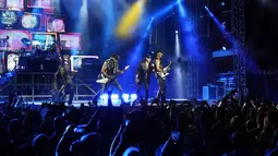 Scorpions dengan vokalis Klaus Meine, gitaris Rudolf Schenker, Matthias Jabs dan basis Pawel Maciwoda saat tampil dalam konser di Stadion Tsirion Limassol, Siprus, Selasa (12/7/2022). Grup ini sangat populer di Siprus pada tahun delapan puluhan dan masih ada sampai sekarang. (AP Photo/Petros Karadjias)