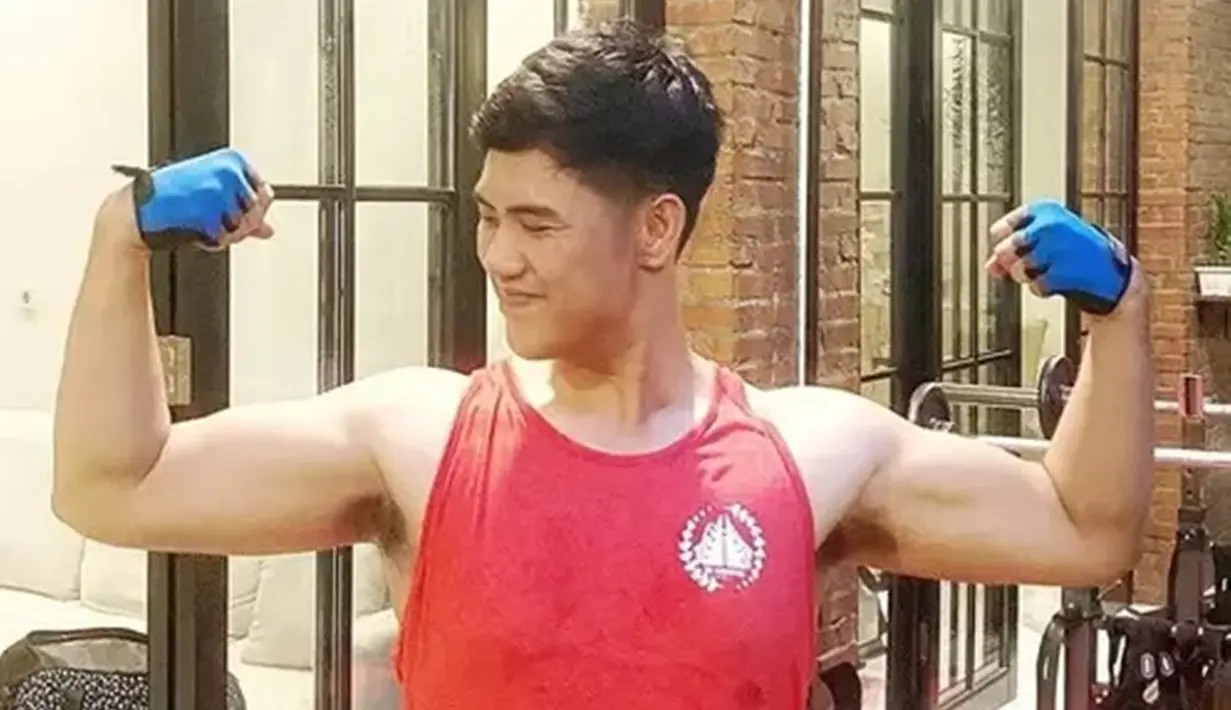Ricky Cuaca kariernya meroket karena bintangi Tobi di GGS. Karakter Tobi berbadan gemuk dan pipi chubby. Kini karakter seperti itu sudah sirna dari Ricky Cuaca. Ya, diet ketat Ricu berhasil mengubahnya jadi langsing bahkan lengannya berotot. (Liputan6.com/IG/rickycuaca)
