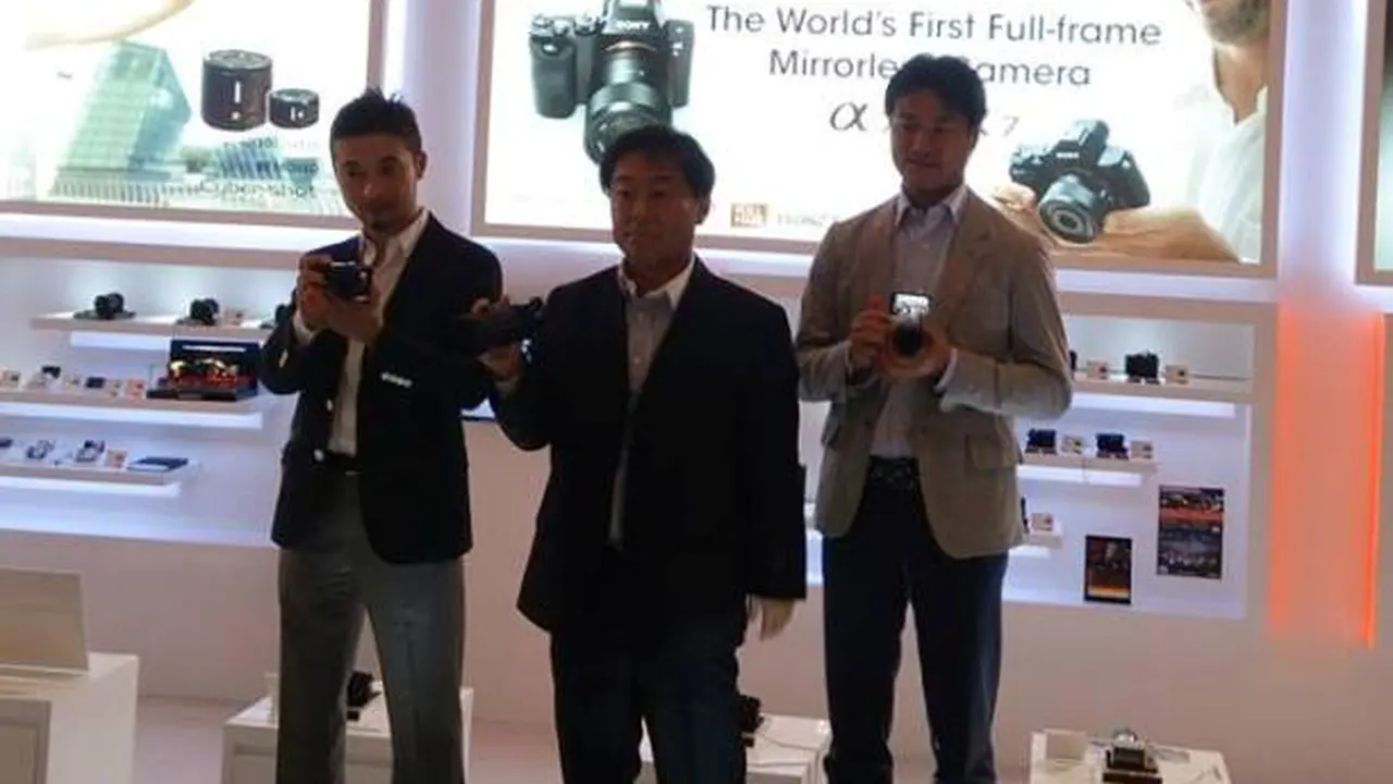 Sony Luncurkan Kamera Mirrorless Teringan di Dunia