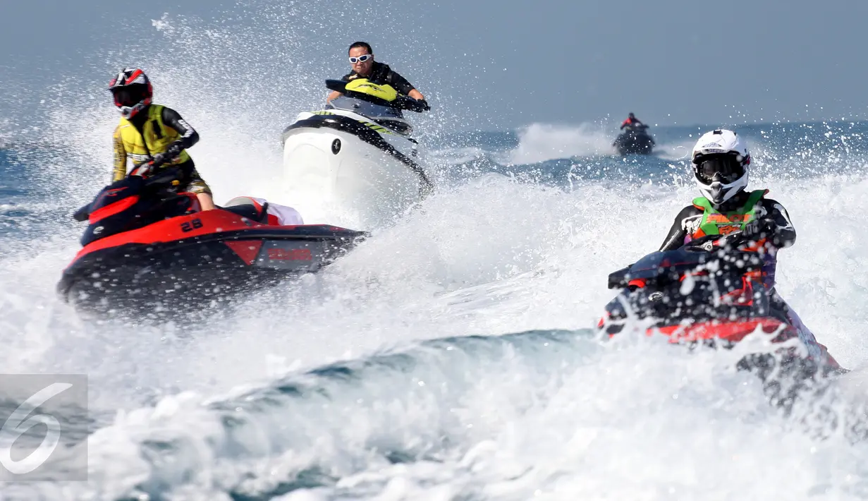 Sejumlah anggota Sea Doo Club Indonesia melakukan atraksi jet ski saat peringatan HUT Kemerdekaan RI ke 71 di Kepulauan Seribu, Jakarta Utara, Rabu (17/8). Atraksi tersebut dilakukan untuk menghibur masyarakat pada hari libur kemerdekaan (Rahmat)