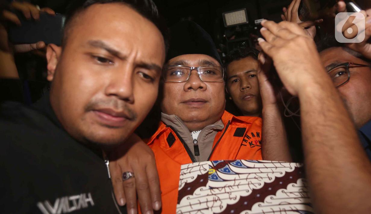 KPK secara resmi mengumumkan penetapan dua tersangka dalam perkara ini pada Jumat 9 Januari 2026, yakni Yaqut Cholil Qoumas dan Ishfah Abidal Aziz alias Gus Alex. Yaqut Cholil Qoumas melakukan perlawanan hukum dengan mengajukan permohonan praperadilan. Tampak dalam foto, mantan Menteri Agama, Yaqut Cholil Qoumas, saat dibawa menuju mobil tahanan di Gedung Merah Putih Komisi Pemberantasan Korupsi (KPK), Jakarta, Kamis (12/3/2026). (Liputan6.com/Helmi Fithriansyah)